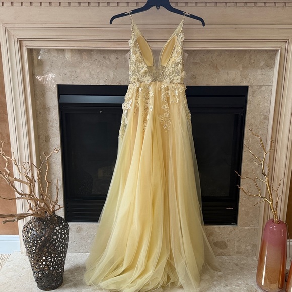 Mac Duggal yellow chiffon gown - Picture 4 of 11